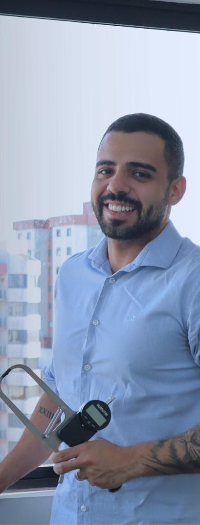 Guilherme de Geus realizando avaliação de composição corporal